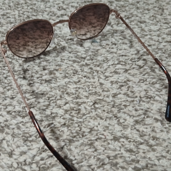 Womens Foster Grant sunglasses. - Picture 10 of 12